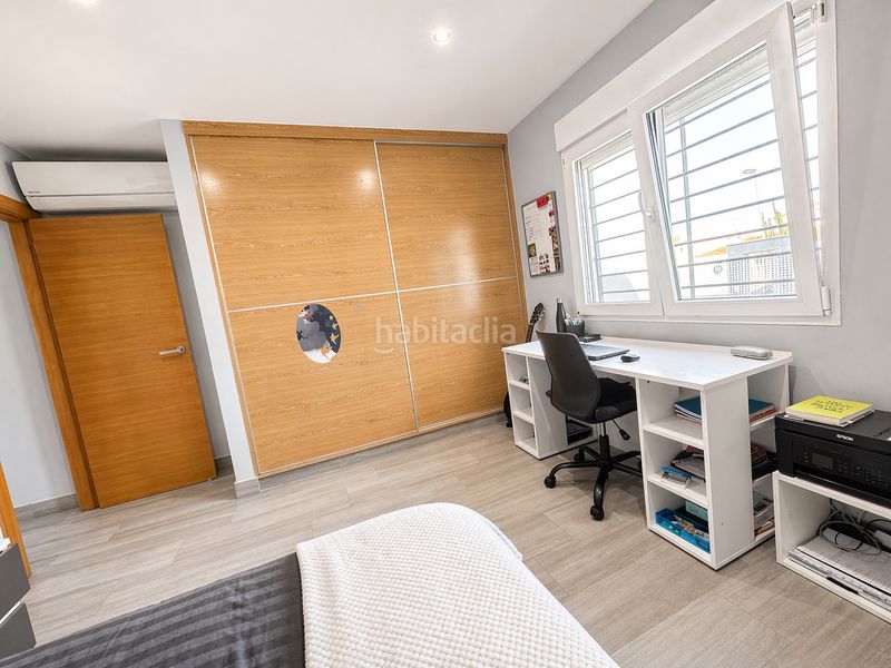 Foto b762932b-95a1-40f6-ac0a-510bd252409c. Casa , los balcones, chalet de 130 m2, totalmente reformado, 4 dormitorios, 2 baños, 400 m2 de parcela, piscina privada, park en Torrevieja