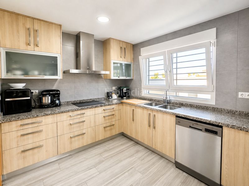 Foto bcb9bf96-73cd-45c8-811c-e0dd94062d9b. Casa , los balcones, chalet de 130 m2, totalmente reformado, 4 dormitorios, 2 baños, 400 m2 de parcela, piscina privada, park en Torrevieja