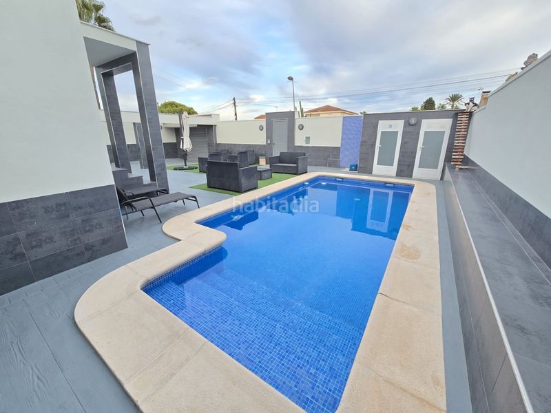 Foto bf402730-ff55-4763-ac82-316c65a43f9c. Casa , los balcones, chalet de 130 m2, totalmente reformado, 4 dormitorios, 2 baños, 400 m2 de parcela, piscina privada, park en Torrevieja