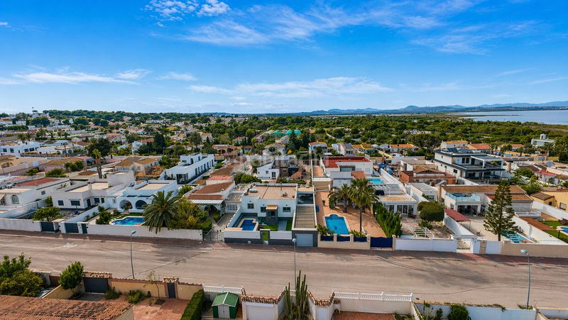Foto f271ac80-21d9-455b-9498-0462928455cd. Casa , los balcones, chalet de 130 m2, totalmente reformado, 4 dormitorios, 2 baños, 400 m2 de parcela, piscina privada, park en Torrevieja