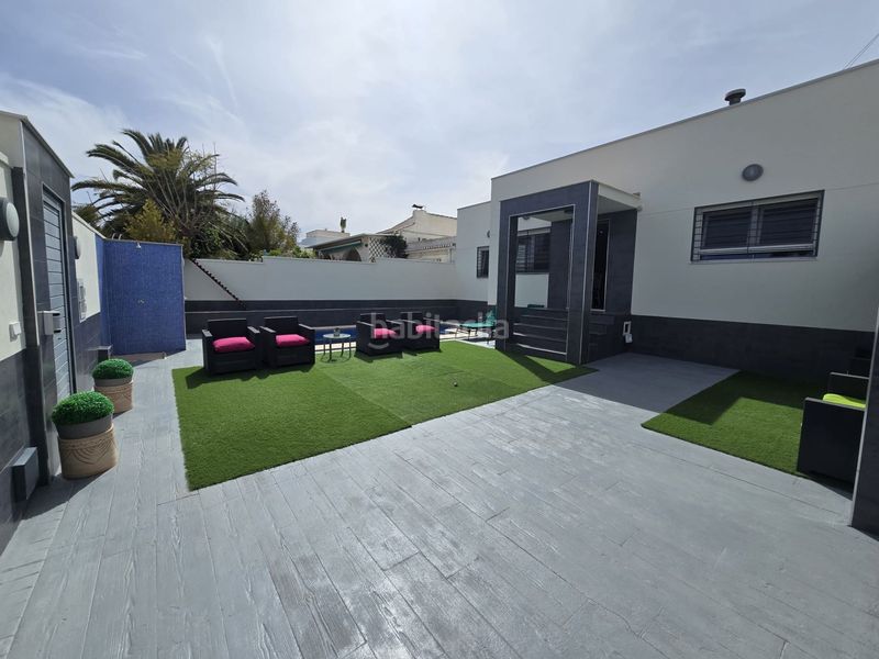 Foto fe6de45e-641f-418e-bec9-b5655d7cd8c0. Casa , los balcones, chalet de 130 m2, totalmente reformado, 4 dormitorios, 2 baños, 400 m2 de parcela, piscina privada, park en Torrevieja