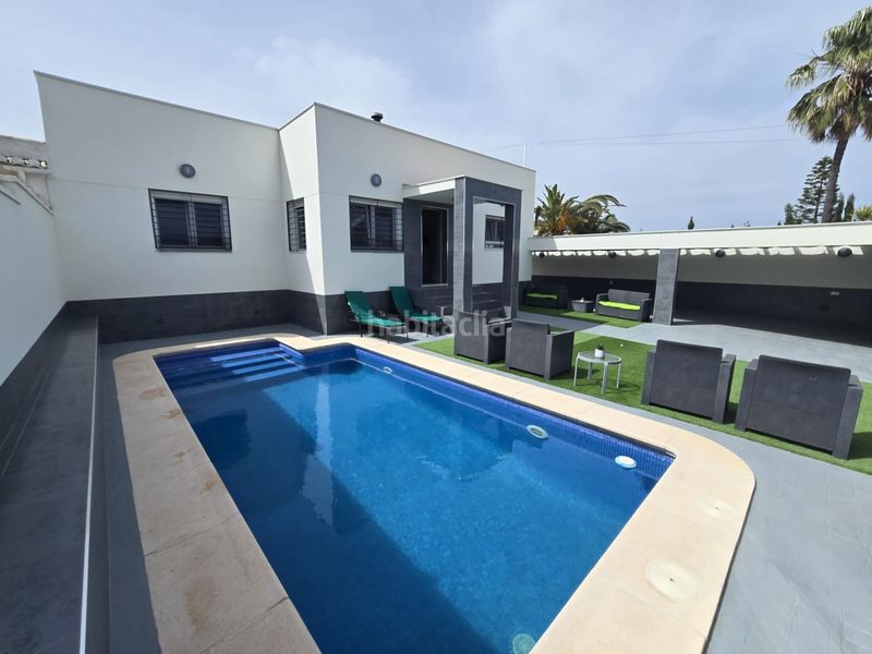 Foto fef76dbf-6725-4c15-8192-dced6fa00aa2. Casa , los balcones, chalet de 130 m2, totalmente reformado, 4 dormitorios, 2 baños, 400 m2 de parcela, piscina privada, park en Torrevieja