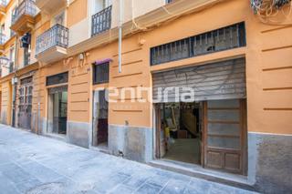 Planta baja  Carrer del torn de l'hospital. Oportunidad de local con posibilidad de cambio de uso a residenc