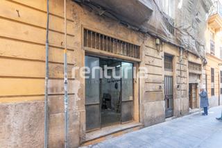 Planta baixa  Carrer del torn de l'hospital. Oportunidad de local con posibilidad de cambio de uso a residenc
