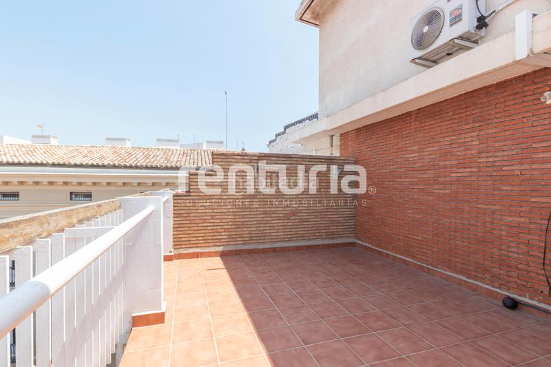 Foto 0c227bbd-ba0b-4a42-b112-0de99e948bee. Alquiler piso magnífico ático con terraza en edificio con ascensor junto al mercado central, en el corazón del centro histórico . en Valencia