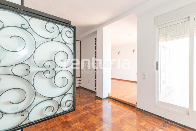 Foto fa7a9d63-41e4-436c-8f1d-bdbdfba41f0d. Alquiler piso magnífico ático con terraza en edificio con ascensor junto al mercado central, en el corazón del centro histórico . en Valencia
