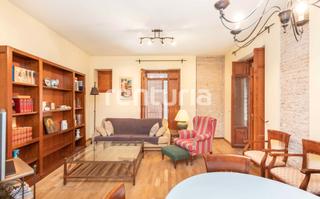 Rent Flat  Carrer del mar. Estupendo piso con balcones, en el casco histórico de valencia,