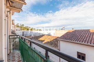 Pis  Carrer d'isaac peral. Vivienda de tres habitaciones, balcón y trastero, en zona reside