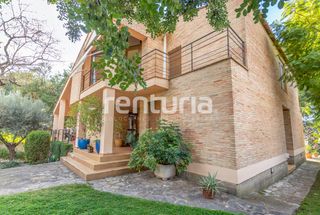 Chalet  Ronda el puig de sta. maria. Chalet independiente con piscina y jardín en la urbanización los