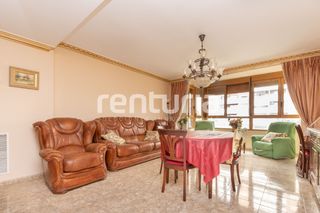 Etagenwohnung  Carrer de sant marcel·lí. Vivienda de cuatro habitaciones y amplia terraza de 35 m² el bar