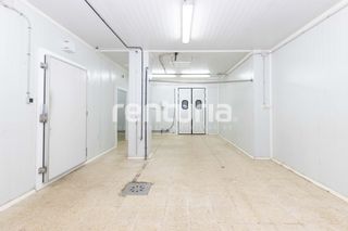 Local Comercial  Carrer de llorenç salom. Obrador cárnico con cámaras frigoríficas y licencia de actividad