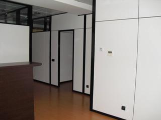 Lloguer Oficina a Roquetes-Can Magí. Superf. 195 m², útil 159 m²,  2 aseos, aire acondicionado, divis