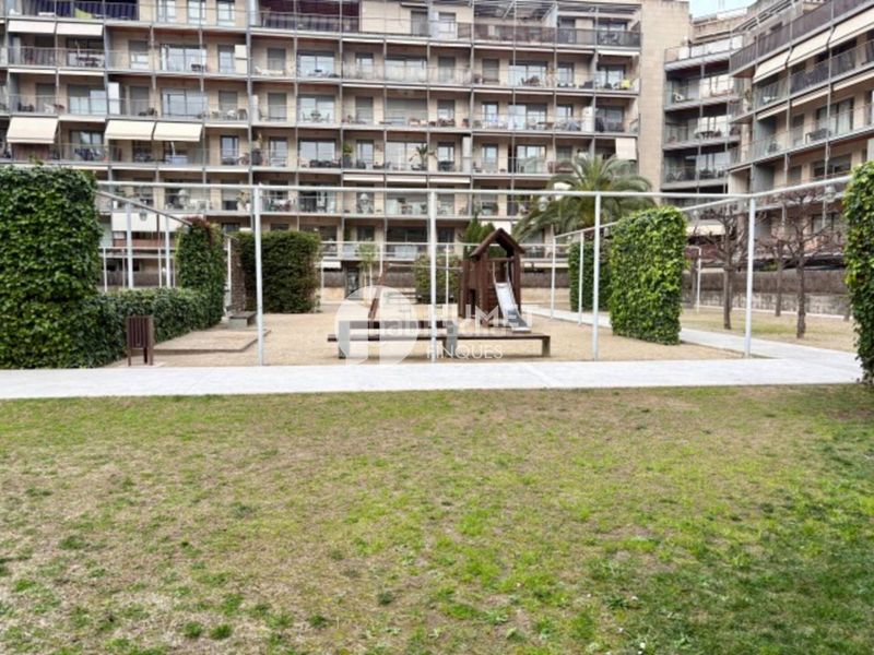 Foto 71cad6ed-a939-4517-afea-90feb63e916a. Pis amb calefacció aparcament piscina a Poblenou Barcelona