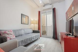 Flat in Raval. Piso muy luminoso y tranquilo junto a las ramblas.