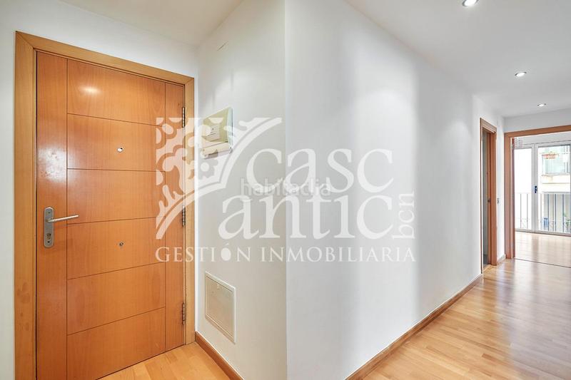 Foto 0c9d8587-db30-4b32-9be6-40f53d3812e2. Piso espectacular piso esquinero en el Raval, tu nuevo hogar te espera! en Barcelona