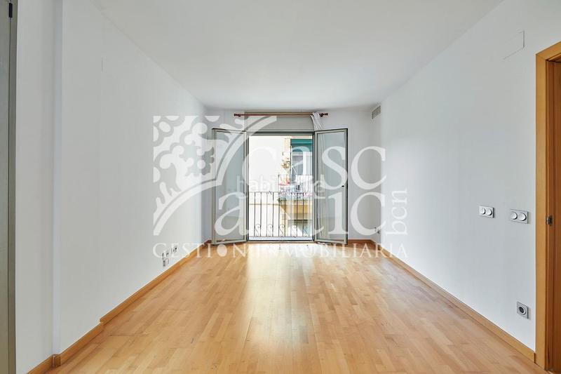 Foto 4da9dc94-673e-48d3-b945-5bd4d56adf22. Piso espectacular piso esquinero en el Raval, tu nuevo hogar te espera! en Barcelona