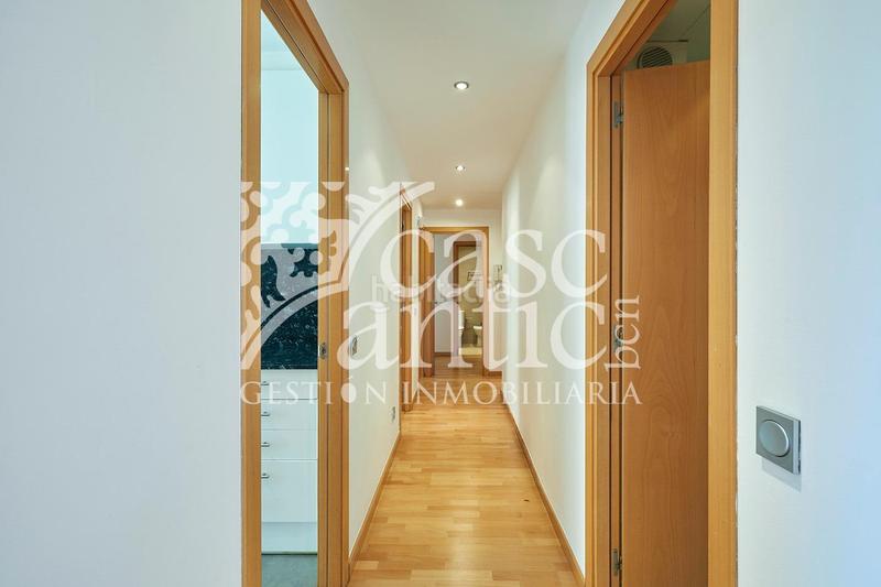 Foto 7b2bcbe9-2f6d-46b4-bad5-58f96ce41214. Piso espectacular piso esquinero en el Raval, tu nuevo hogar te espera! en Barcelona