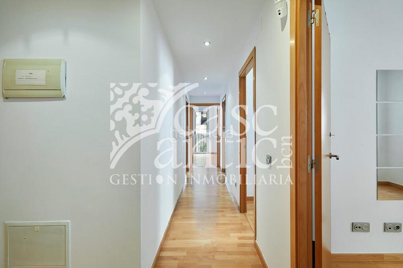 Foto b2ab2297-3332-4ca5-a172-9a8e4cb0534e. Piso espectacular piso esquinero en el Raval, tu nuevo hogar te espera! en Barcelona