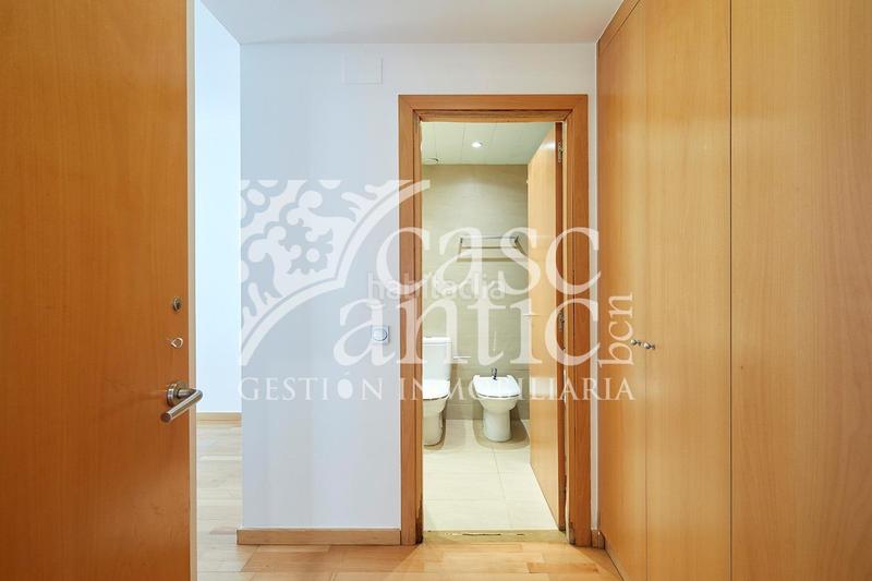 Foto b2c78fb4-8ebd-4178-8ce5-921be4de6cd9. Piso espectacular piso esquinero en el Raval, tu nuevo hogar te espera! en Barcelona