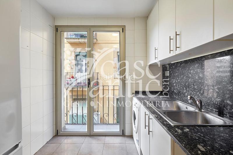 Foto c4557605-c7e6-45e8-bf25-50e648a90625. Piso espectacular piso esquinero en el Raval, tu nuevo hogar te espera! en Barcelona