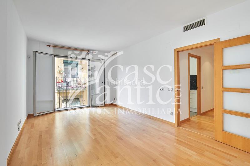 Foto c7085bfd-96be-4226-894c-dab9e72aaf1f. Piso espectacular piso esquinero en el Raval, tu nuevo hogar te espera! en Barcelona