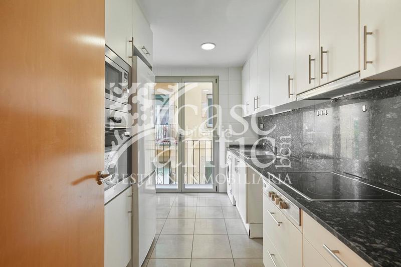 Foto ef405c07-9bb2-40a7-a638-36b4a7ebb72e. Piso espectacular piso esquinero en el Raval, tu nuevo hogar te espera! en Barcelona