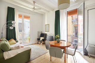 Etagenwohnung in Raval. Precioso piso esquinero.