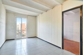�tic a Raval. �tico con amplia terraza y vistas en el raval, barcelona  245.00
