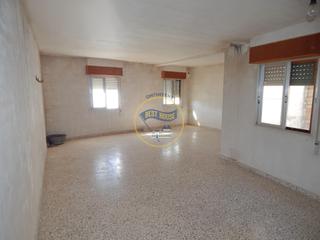 Casa a Agullent. Casa de gran tamaño, con patio y terraza en agullent.