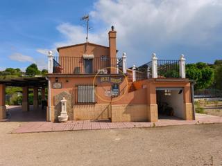 Xalet a Sant Josep-Zona Hospital. Chalet con piscina en ontinyent próximo a la poblacion