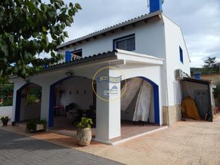 Xalet a Sant Josep-Zona Hospital. Oportunidad amplio chalet con piscina muy próximo a la poblacion