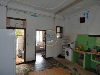 Masia a Sant Josep-Zona Hospital. Estupenda casa con bajo comercial, patio y terrazas.