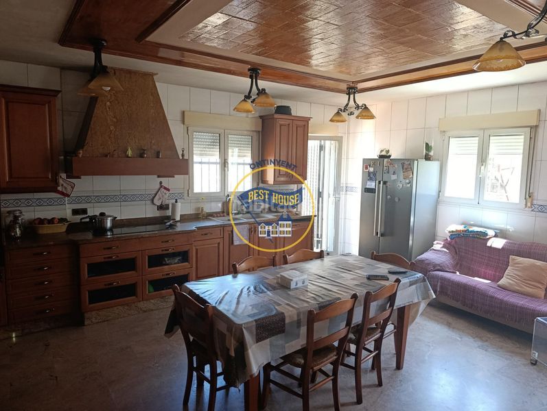 Foto 73f5d85c-db30-42e7-a463-4ee7510dd973. Xalet amb piscina a Centro Ontinyent