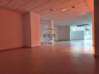 Lloguer Local Comercial a Sant Josep-Zona Hospital. Gran local comercial con depósito