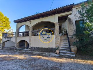 Casa en Sant Josep-Zona Hospital. Gran oportunidad! finca histórica con 20 hectáreas de tierras de