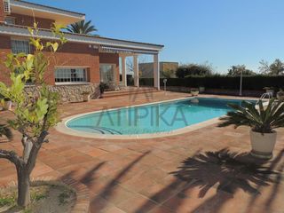 Alquiler Casa en Alella. Magnífica casa de estilo mediterráneo con jardín y piscina en al