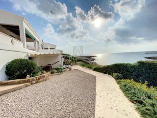 Maison à Biniancolla-Punta Prima. Propiedad construida sobre las rocas de la costa sur de menorca