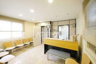 Rent Office space  De gràcia. Luminosa oficina clásica en alquiler con terraza de 25m2 en pass