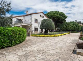 Casa  De la riera. Masía de 6 habitaciones edificada en parcela de 3.500 m en el ce