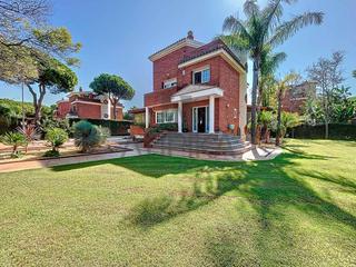 Casa  Europa. Casa en venta con piscina privada en gavà mar