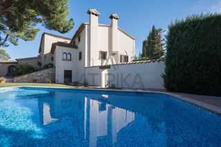 Masia a Puigdàlber. Finca señorial del siglo xv con piscina, licencia turística y de