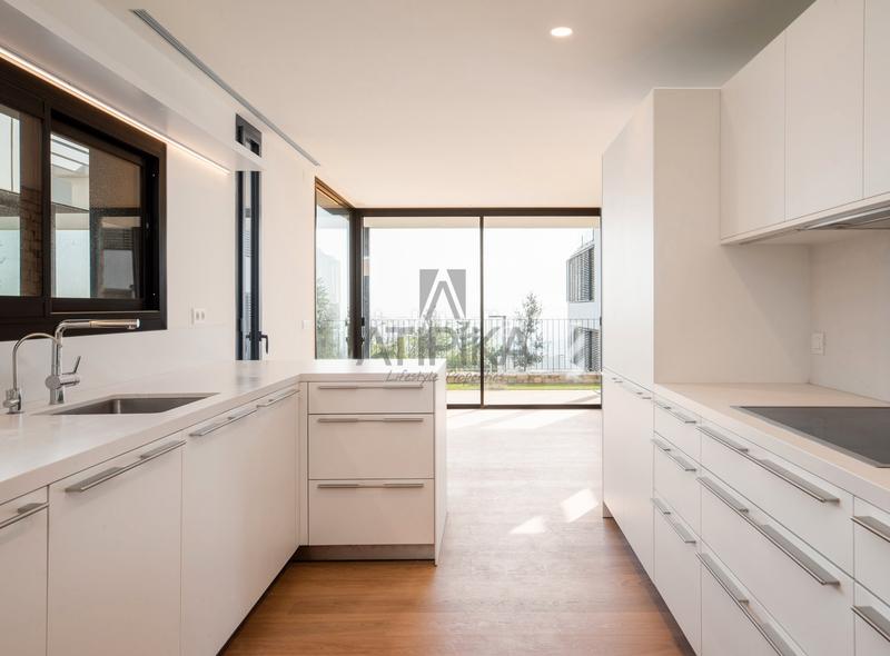 Foto 3bcfbe7b-2e50-4a63-b7fa-894197712f7a. Casa con parcheggio piscina in Sarrià Barcelona