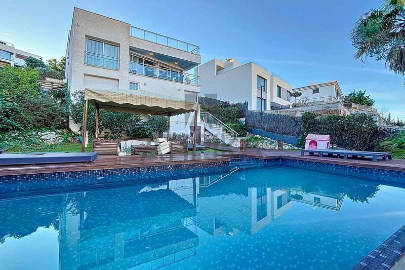 Foto dd4c8fe6-f975-4eea-941c-3d55a573ee38. Casa con parcheggio piscina in Levantina - Montgavina - Quintmar Sitges