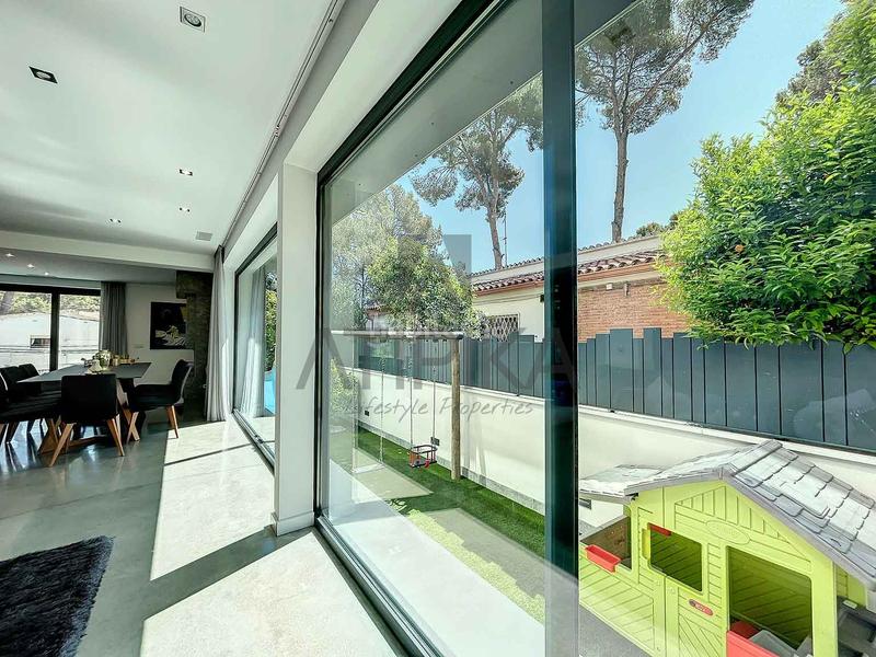 Foto 0c13a656-6651-4561-8ed8-95c5a0848f3b. Casa con riscaldamento parcheggio piscina in Montmar Castelldefels