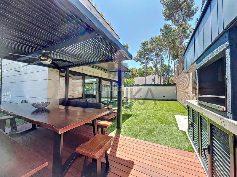 Foto 71031166-f332-4f88-9239-175a1863f45b. Casa con riscaldamento parcheggio piscina in Montmar Castelldefels