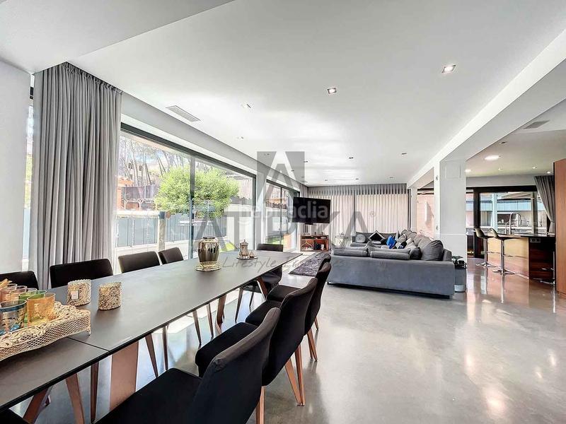 Foto 88b0b3a6-498e-4a6d-8d0d-c17a4328d186. Casa con riscaldamento parcheggio piscina in Montmar Castelldefels