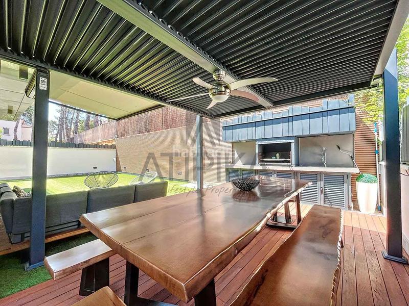 Foto 9e7ad467-5928-47df-b63b-93d951220c06. Casa con riscaldamento parcheggio piscina in Montmar Castelldefels