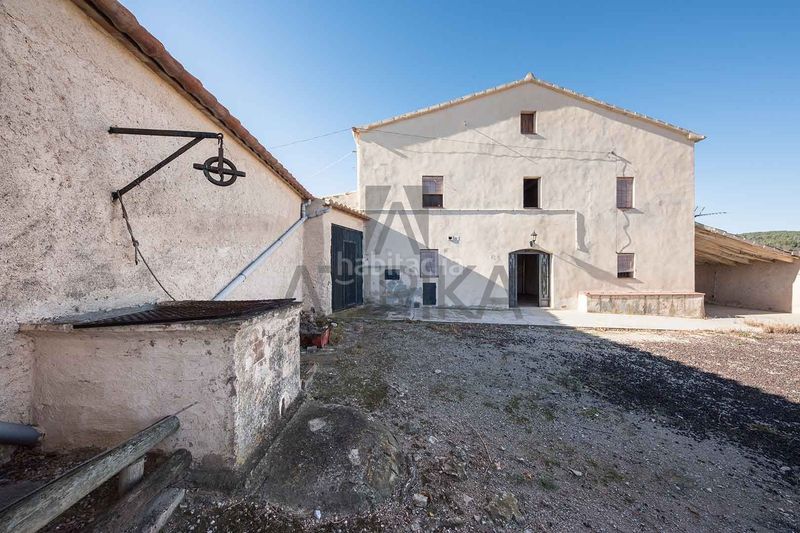 Foto a4910fa4-dd8e-40e3-be40-c36d7dfc3279. Masía finca con 100.000m2 de viñedos y dos casas señoriales en venta a 20 minutos de sitges en Sant Martí Sarroca
