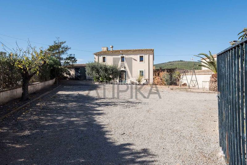 Foto a6cfe3a7-5c42-4b92-9d13-ee29eb16ce7e. Masía finca con 100.000m2 de viñedos y dos casas señoriales en venta a 20 minutos de sitges en Sant Martí Sarroca