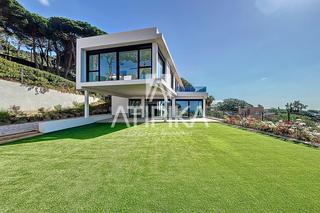 House in Cabrils. Propiedad en venta de obra nueva con piscina privada y espectacu